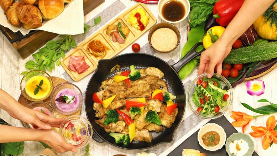 【朝食バイキング一例】日替わりの手作り沖縄料理やデザート、握り寿司などをたっぷりご堪能ください。