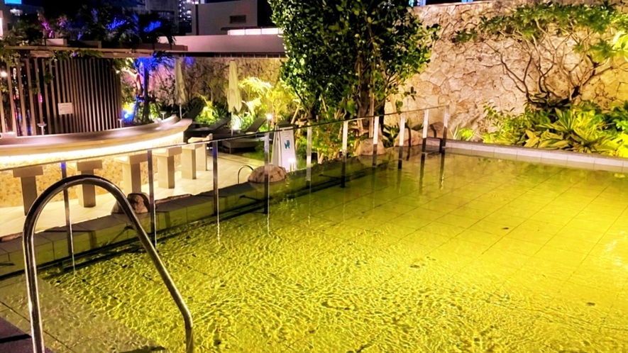 【屋外天然温泉(9:00～22:00)】那覇市内でも数少ない温泉のあるホテルです。（水着着用）