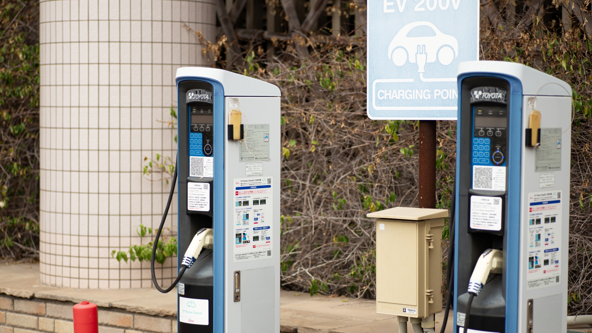 【充電器スタンド】駐車場内に充電器スタンドを完備しております。※2024年5月17日～更新工事中