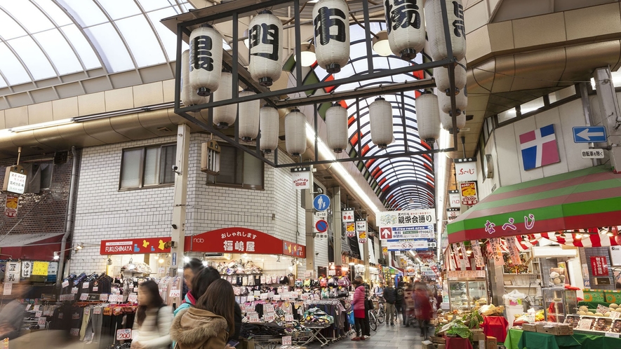 【黒門市場】別名「大阪の台所」食いだおれの街にふさわしい活気ある市場です。