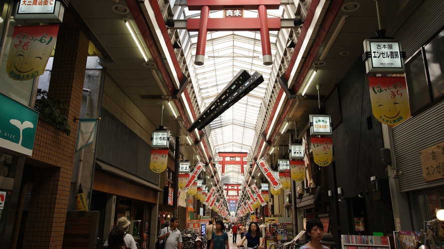 【天神橋筋商店街】日本で一番長い商店街。飲食店などが2.6kmに渡り、軒を連ねています。