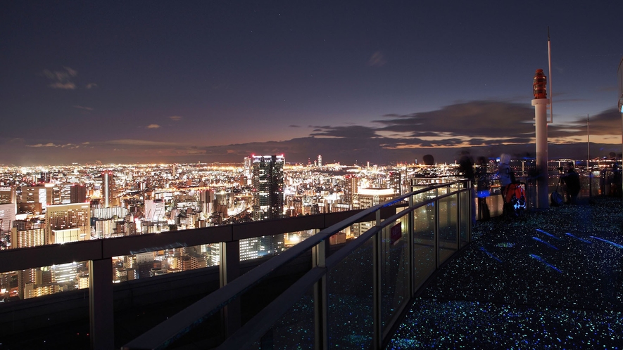 【梅田スカイビル】ビル最上部の空中庭園展望台から、大阪の都心と遠景を一望。