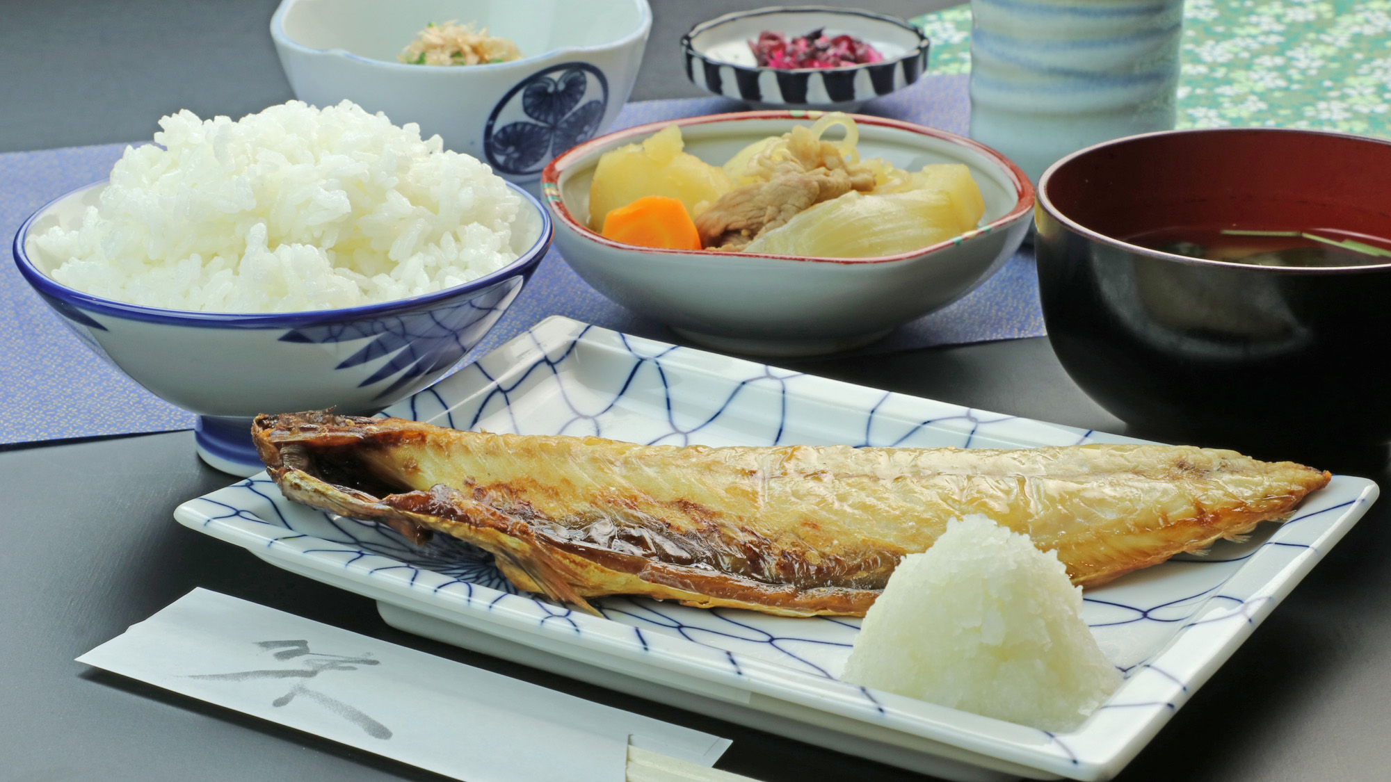 【夕食】夕食は日替わり定食をご用意！この日のメインはお魚！何が出るかはお楽しみに♪