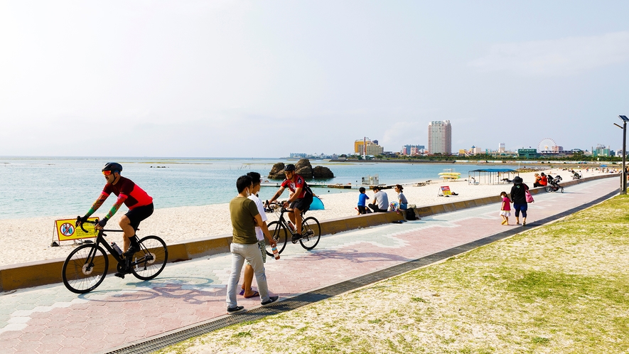 【アラハビーチ】[車で9分] 地元で人気のビーチは、子供用遊具、バスケットコートが併設されています。