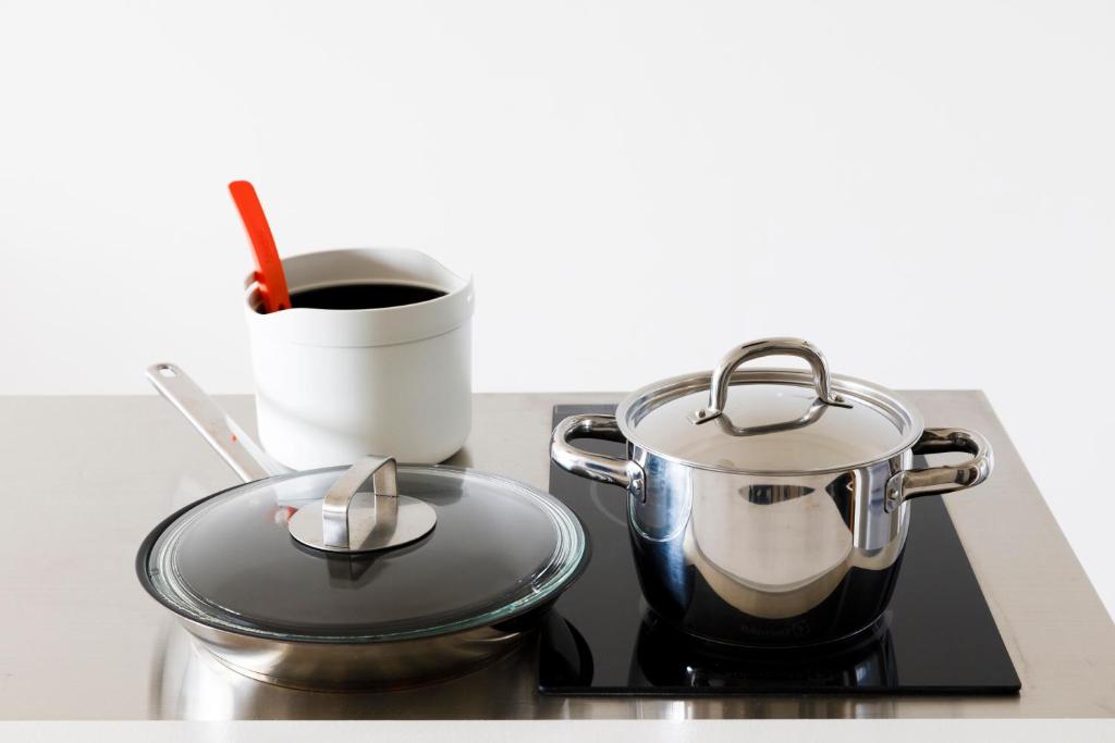 全室キッチン、調理器具、皿、グラス、カトラリー付