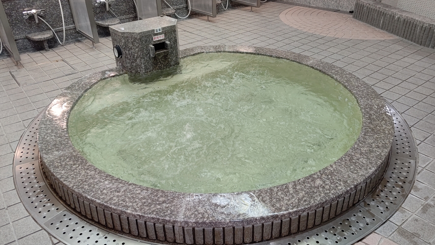上諏訪温泉かけ流しのお風呂です。（15：00～24：00、5：00～9：30）