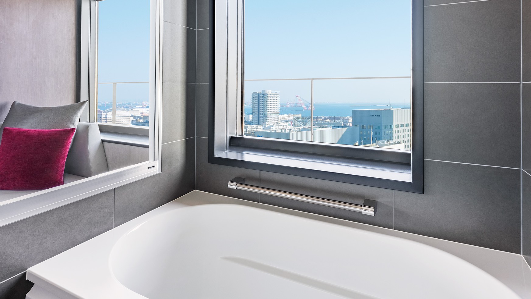 高層階コーナーツイン　バスルームからの眺望