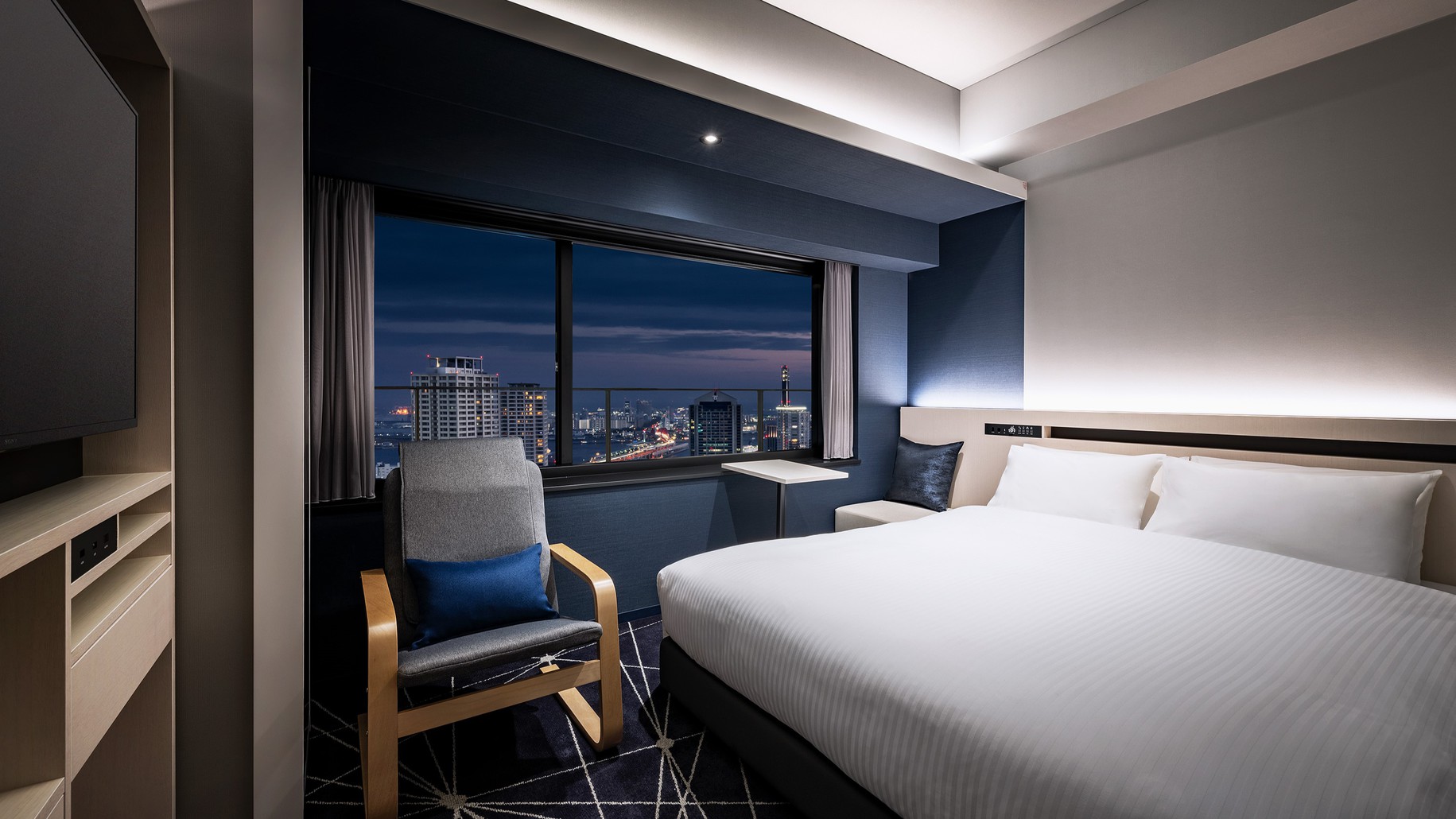 高層階ダブル (海側)【禁煙】～広さ18.0平米～