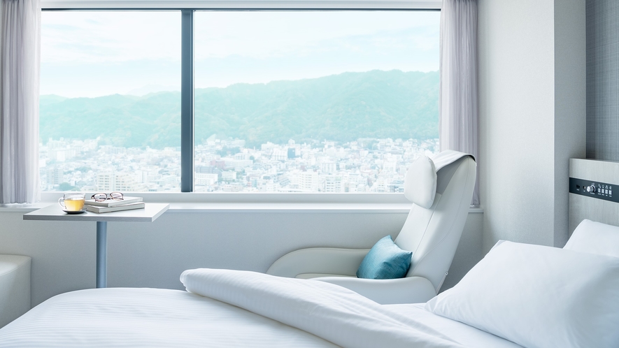 【山側ダブル】六甲山の爽やかな緑と調和する空間が、快適な目覚めを演出