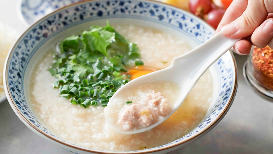 【お粥】タイの朝食の定番。優しい味わいが朝食にぴったり。ナンプラーもご用意しています