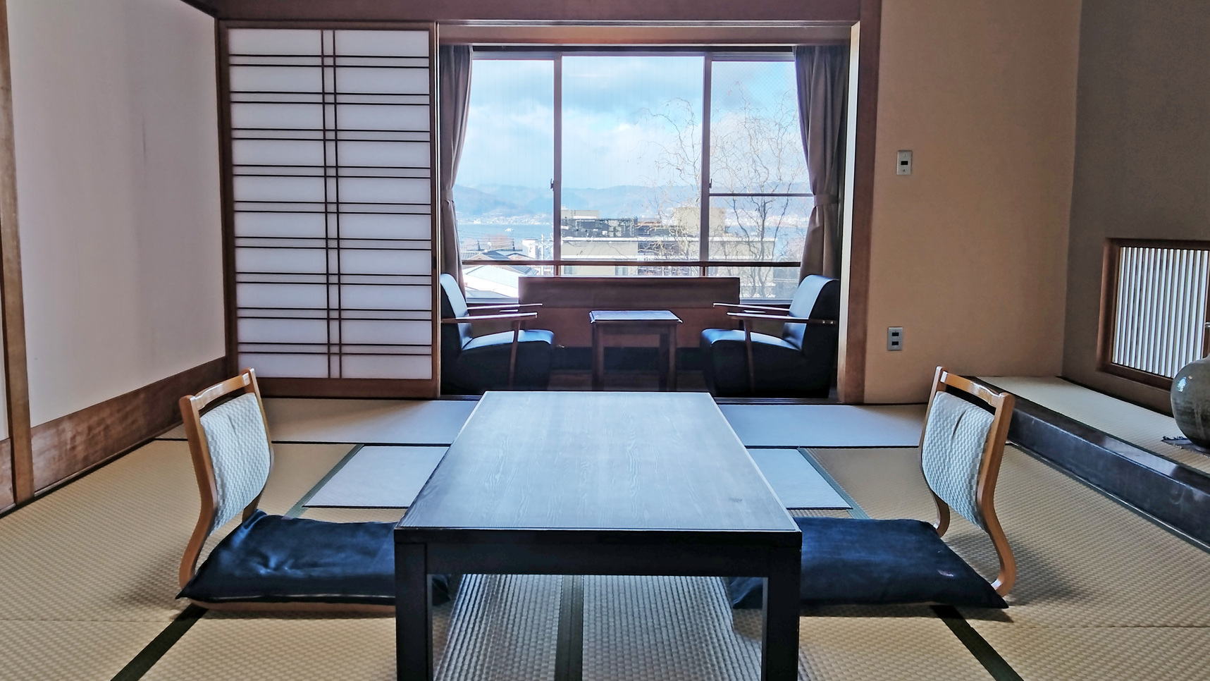 諏訪湖側客室からの景色を一望♪　創作和食膳+ハーフバイキング付き