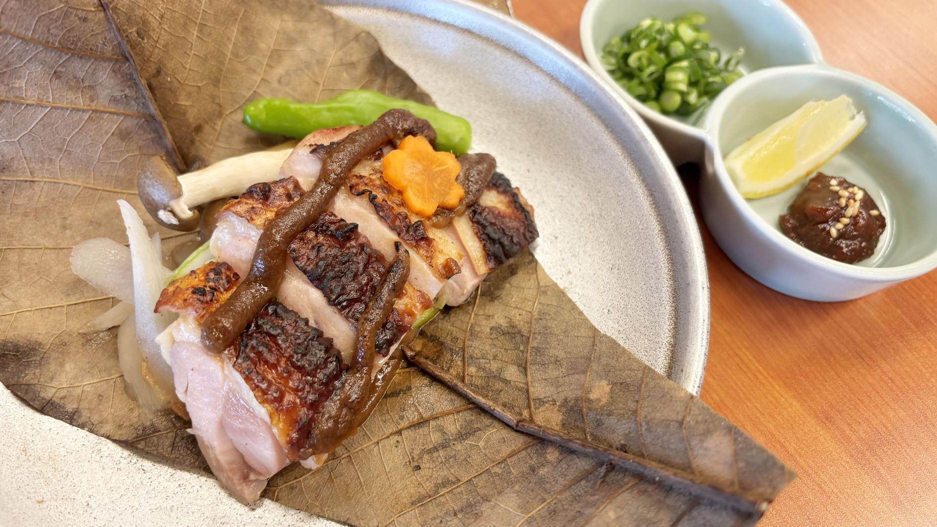 【豪華別注】信州黄金しゃもの朴葉焼き付　1泊2食創作和食膳+ハーフバイキングフェア