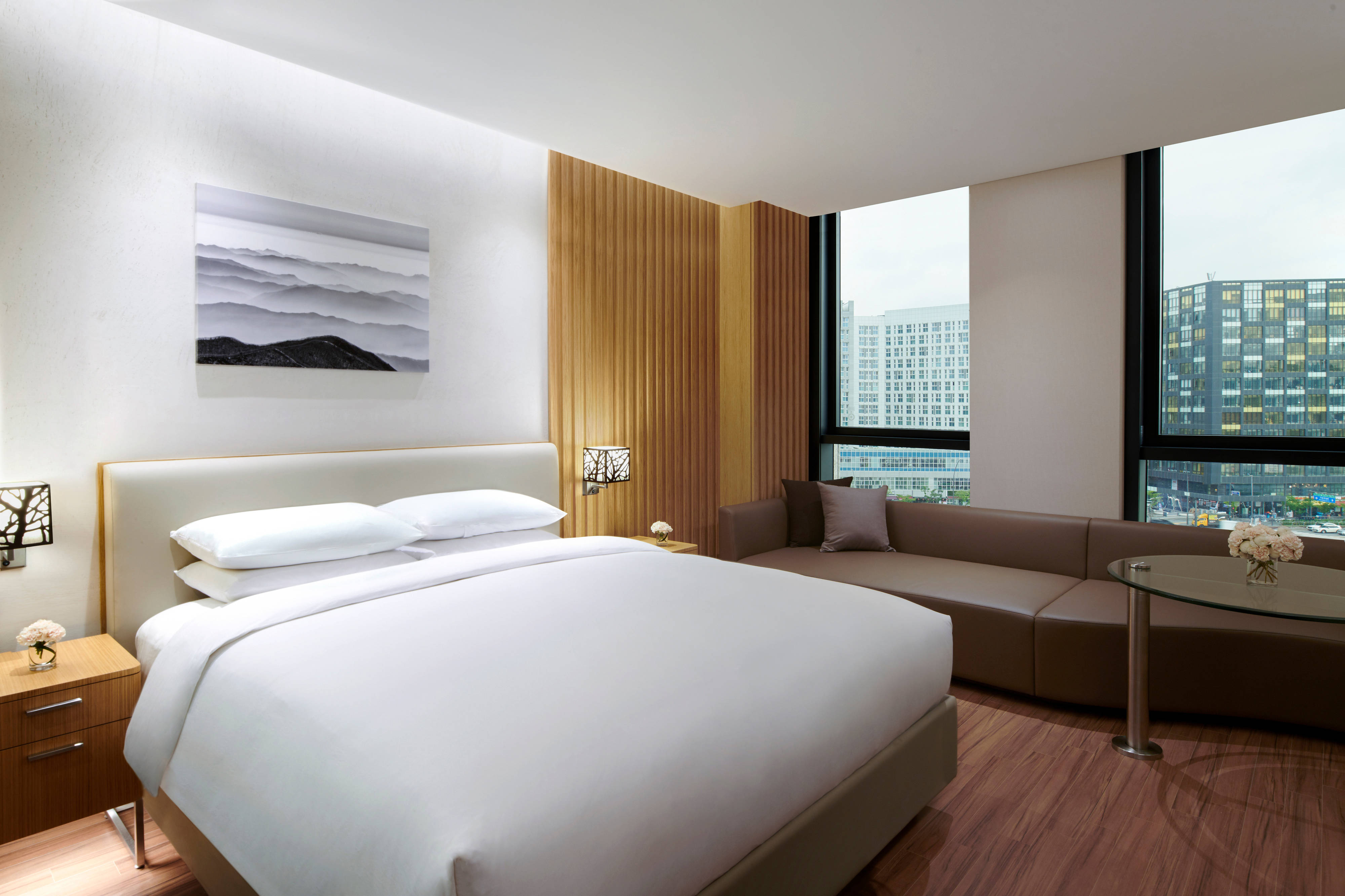 King Guest Room - City View