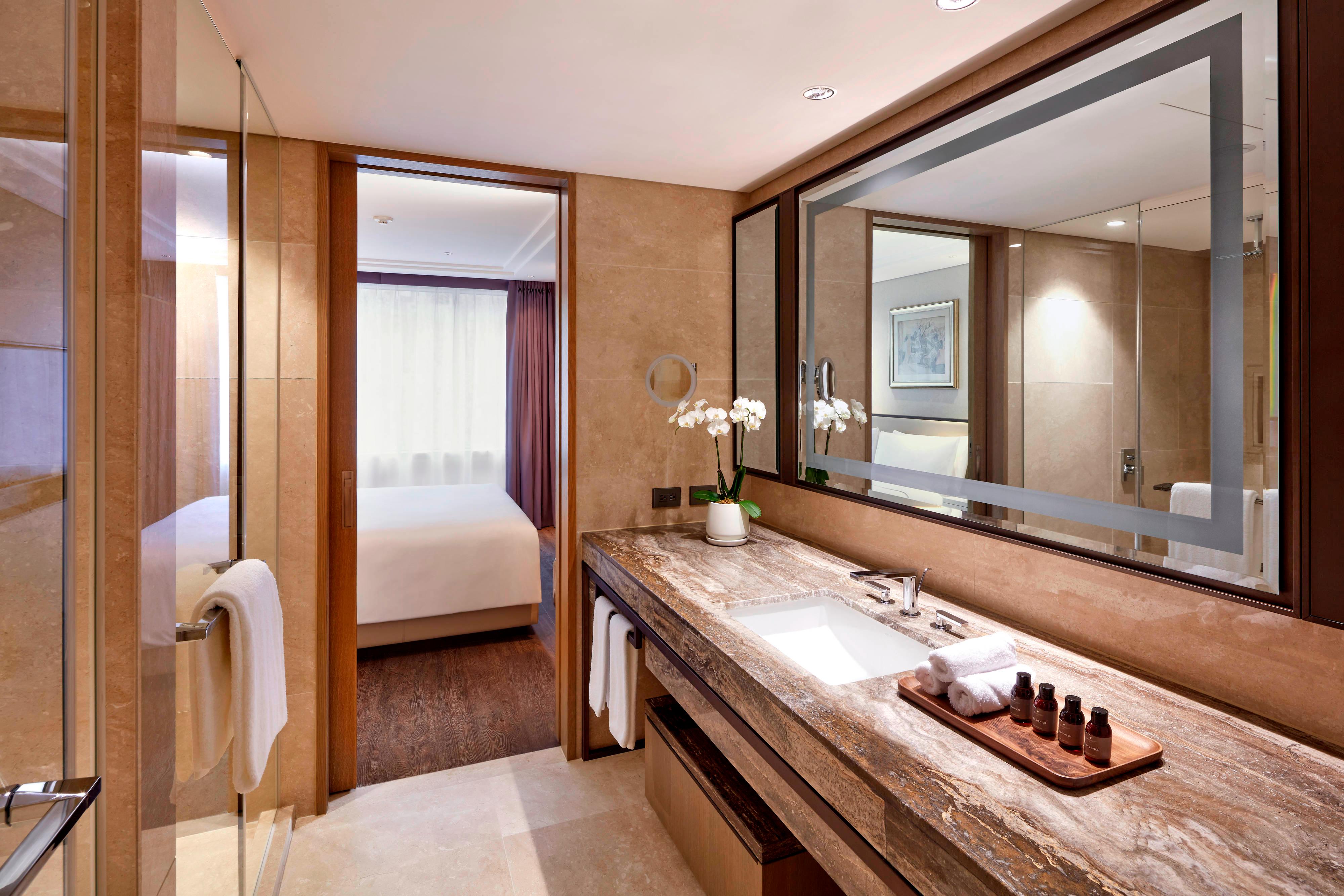 Business Suite - Bathroom_
