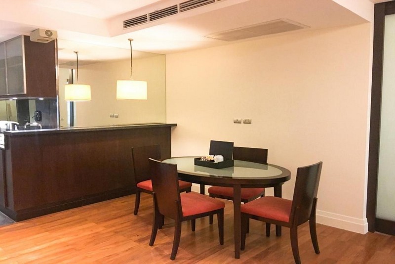 ファミリーコネティングスイート　ダイニングテーブル