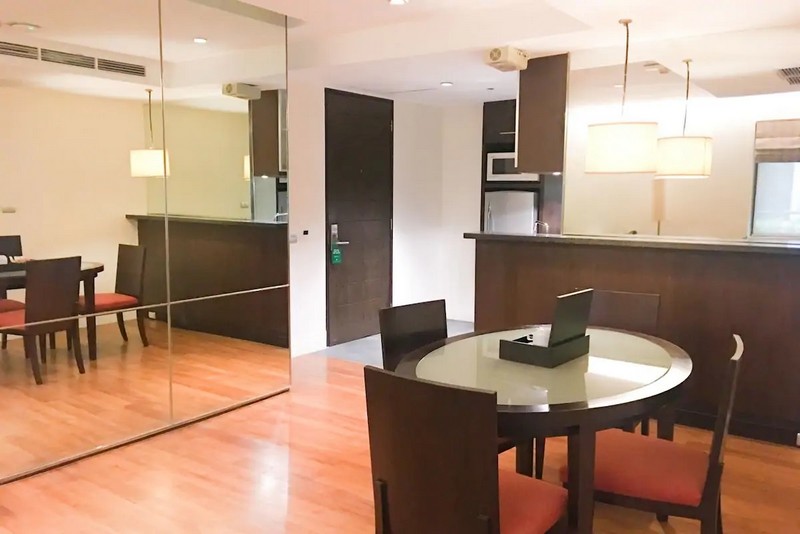 1ベッドルームプレミアスイート　ダイニングテーブル