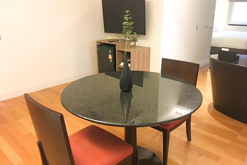 1ベッドルームデラックススイート　ダイニングテーブル