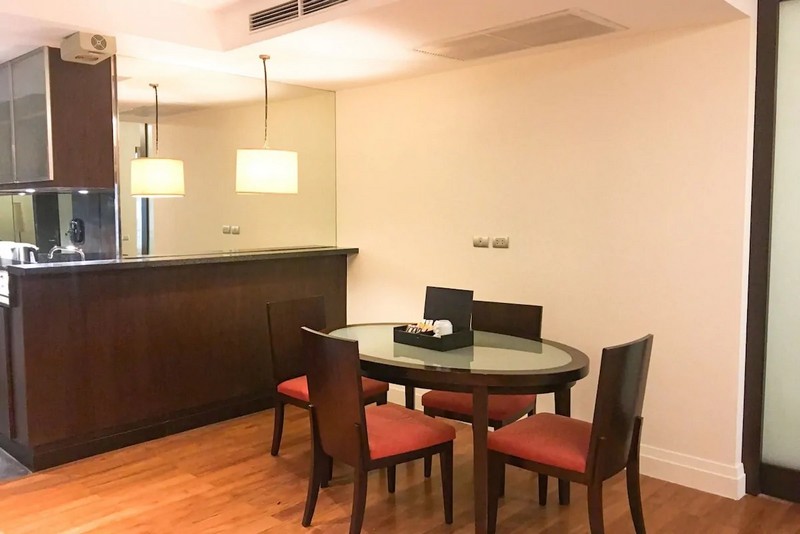 1ベッドルームプレミアスイート　ダイニングテーブル