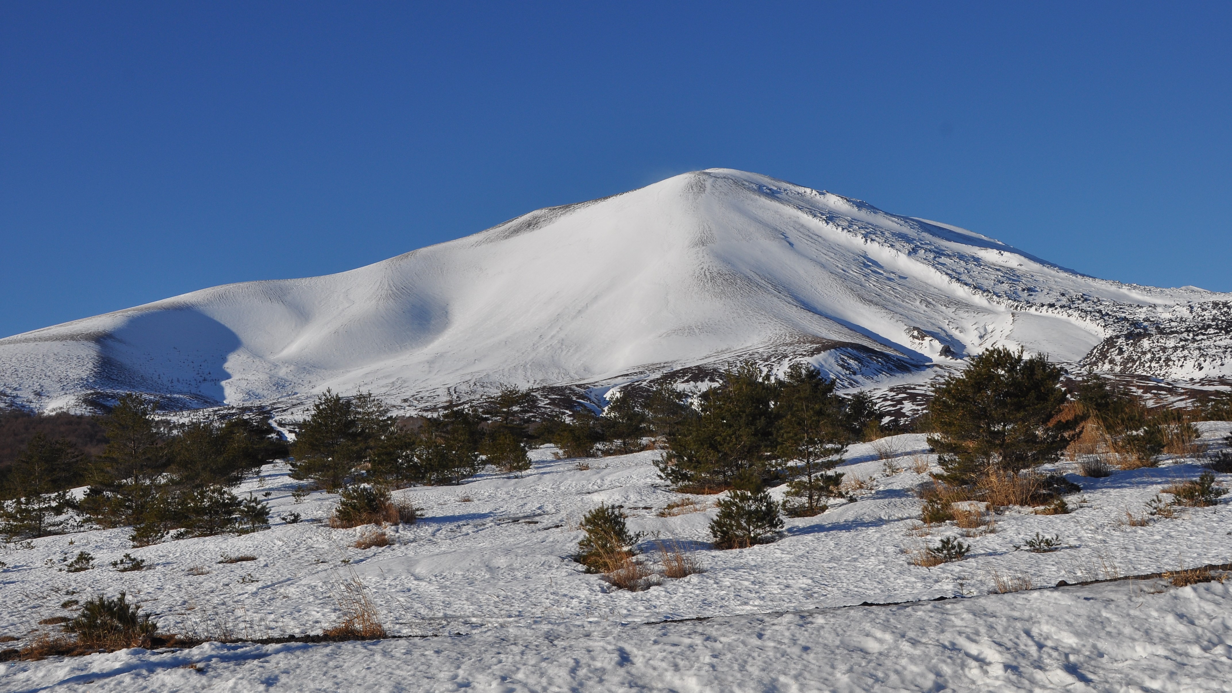 雪の浅間山