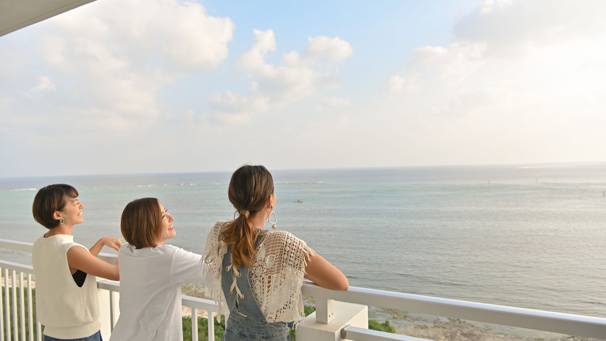 全室オーシャンビュー。ベランダから海や夕日が望めます♪