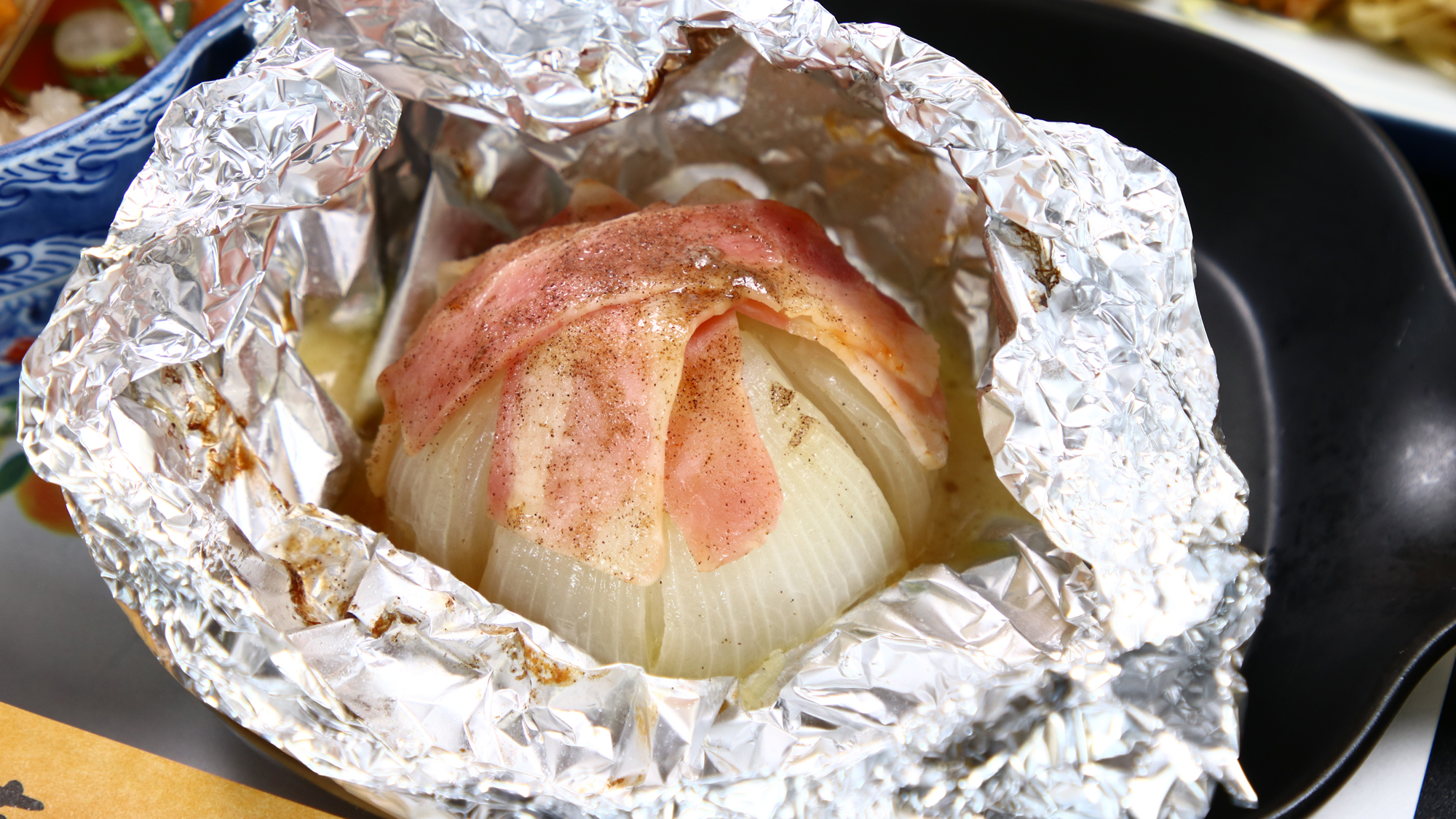 【夕食一例】季節の食材を使用した一品玉ねぎ丸ごとホイル焼き