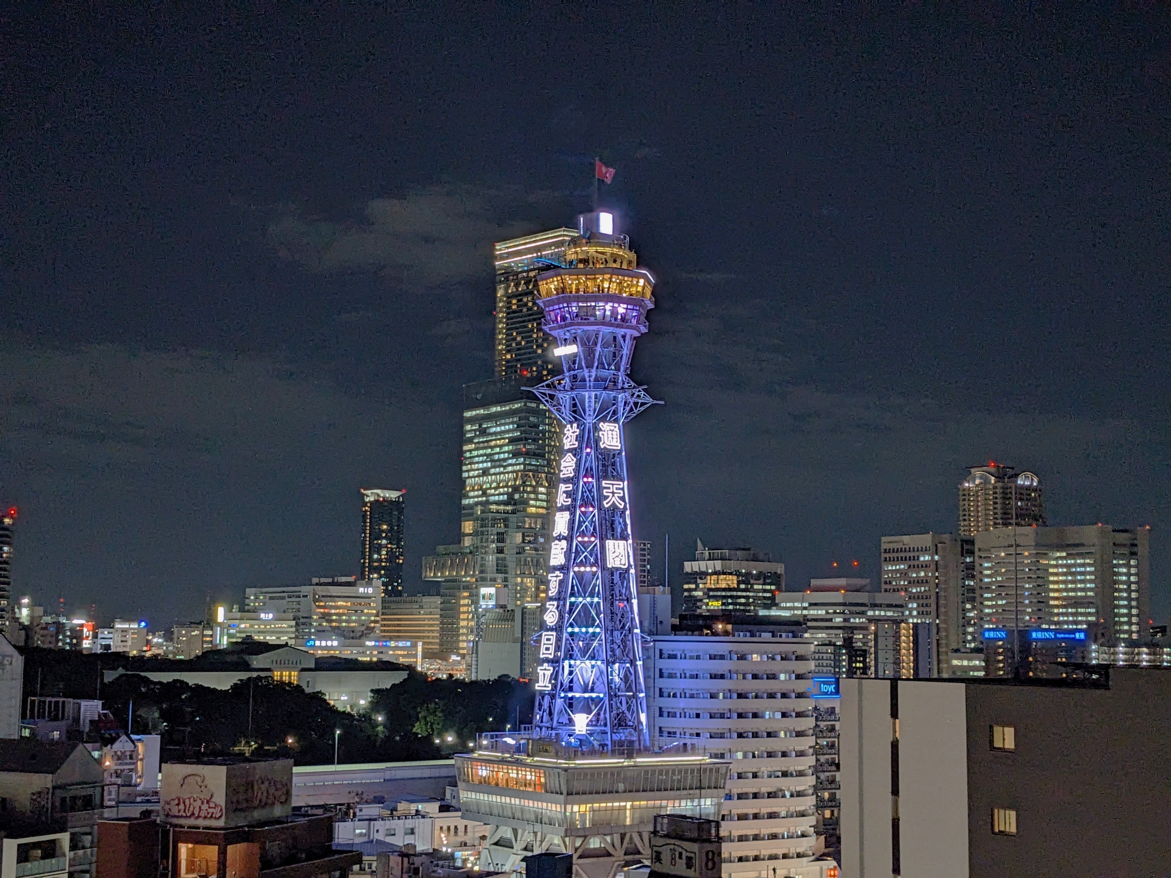 通天閣とあべのハルカスが重なって見える特別な眺め。