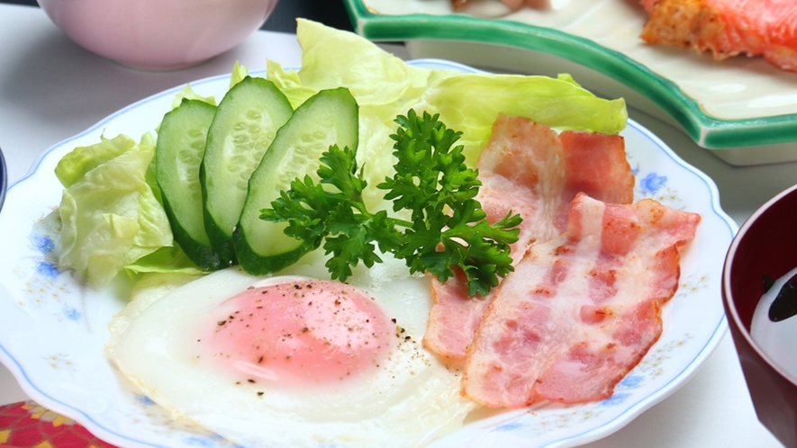 【朝食】ベーコンエッグ＆サラダ