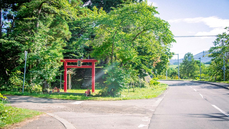 ・登神社　赤い鳥居と小さな橋が目印です