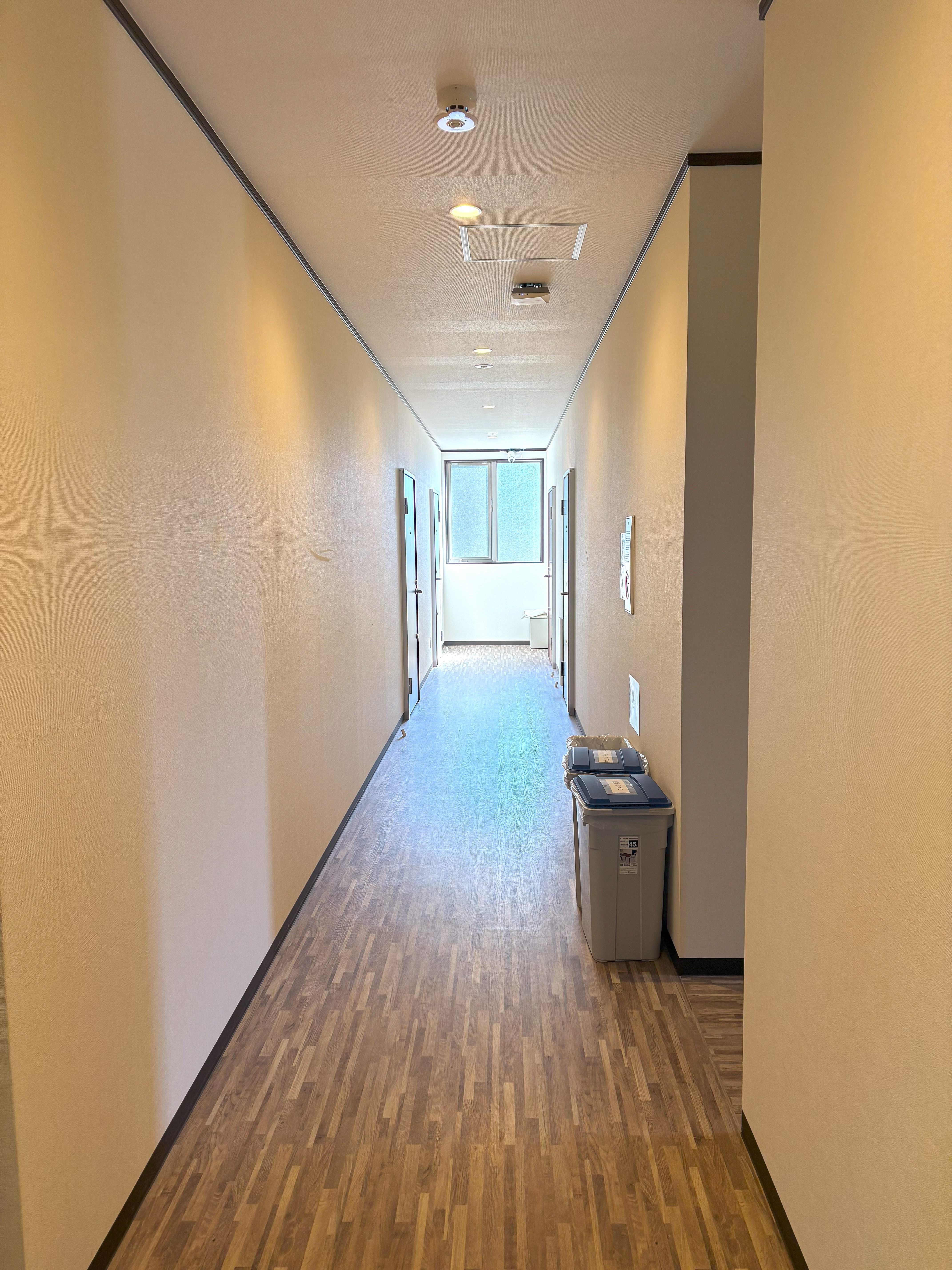 玄関から見た廊下