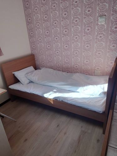 ２人部屋：シングルベッドが２台あります。