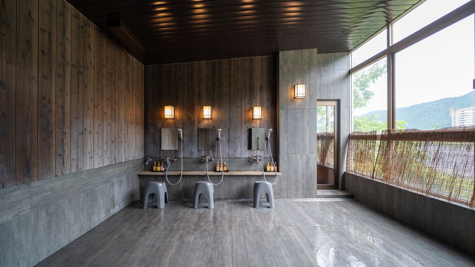 ◆飛騨川を臨む大浴場です。足を伸ばしてゆっくりとお寛ぎいただけます。