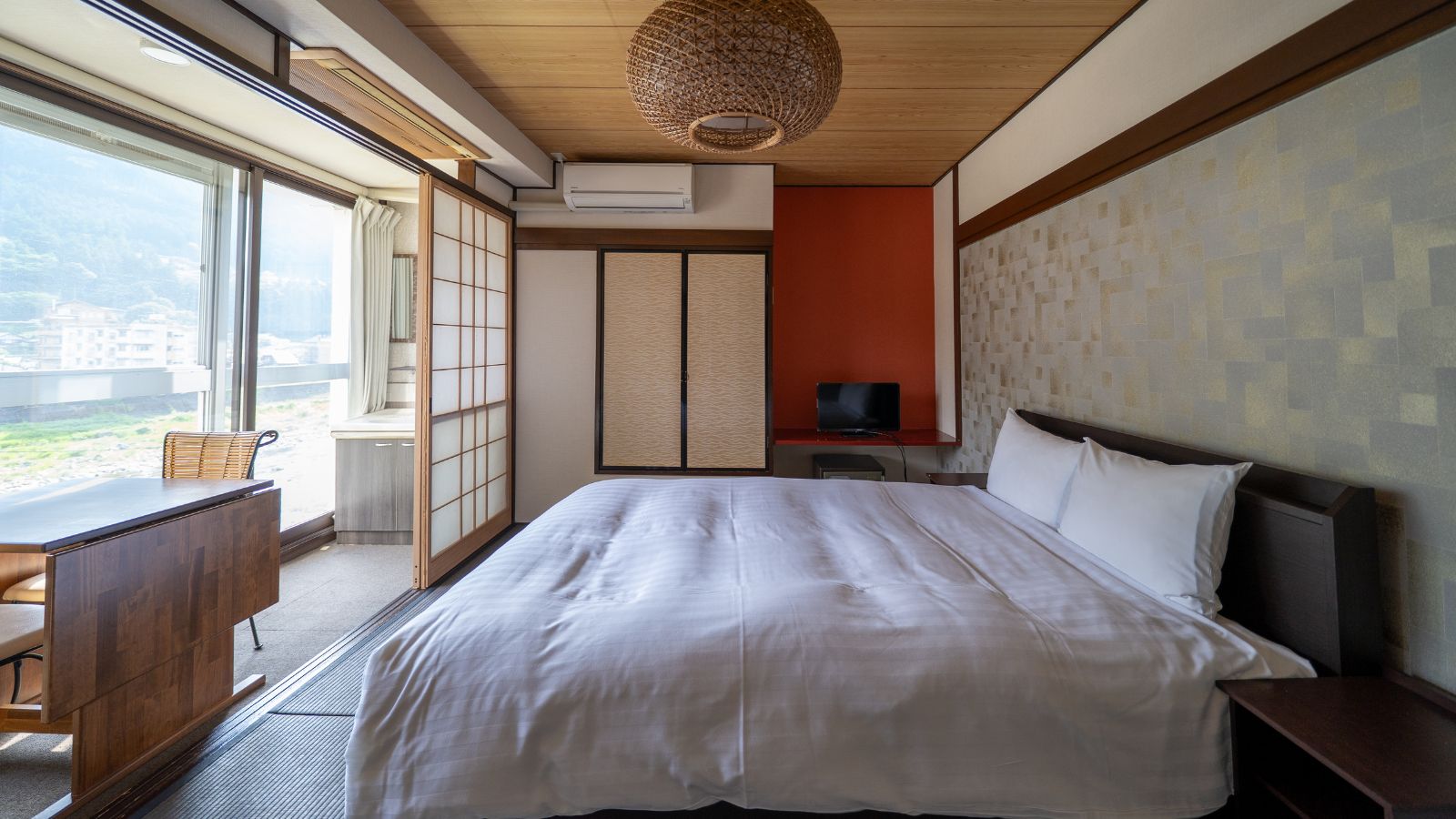 ◆川の水面に反射して明るい光が差し込みます。