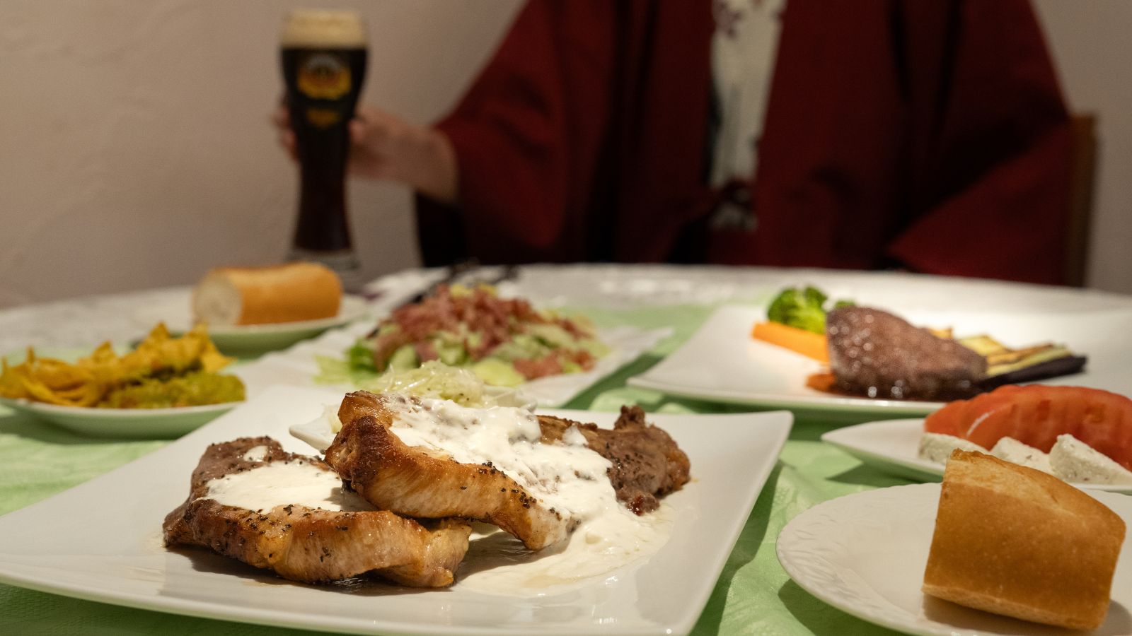 ◆夕食イメージ：自慢のスペアリブをはじめシェフ特製の本格料理をご堪能ください