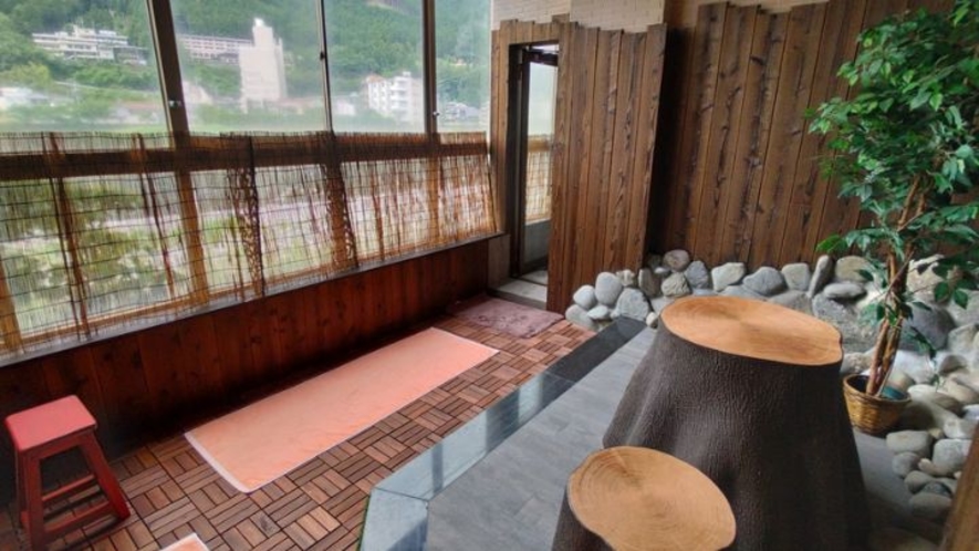 ◆大浴場休憩スペースからも飛騨川を一望＜男性大浴場のみ＞
