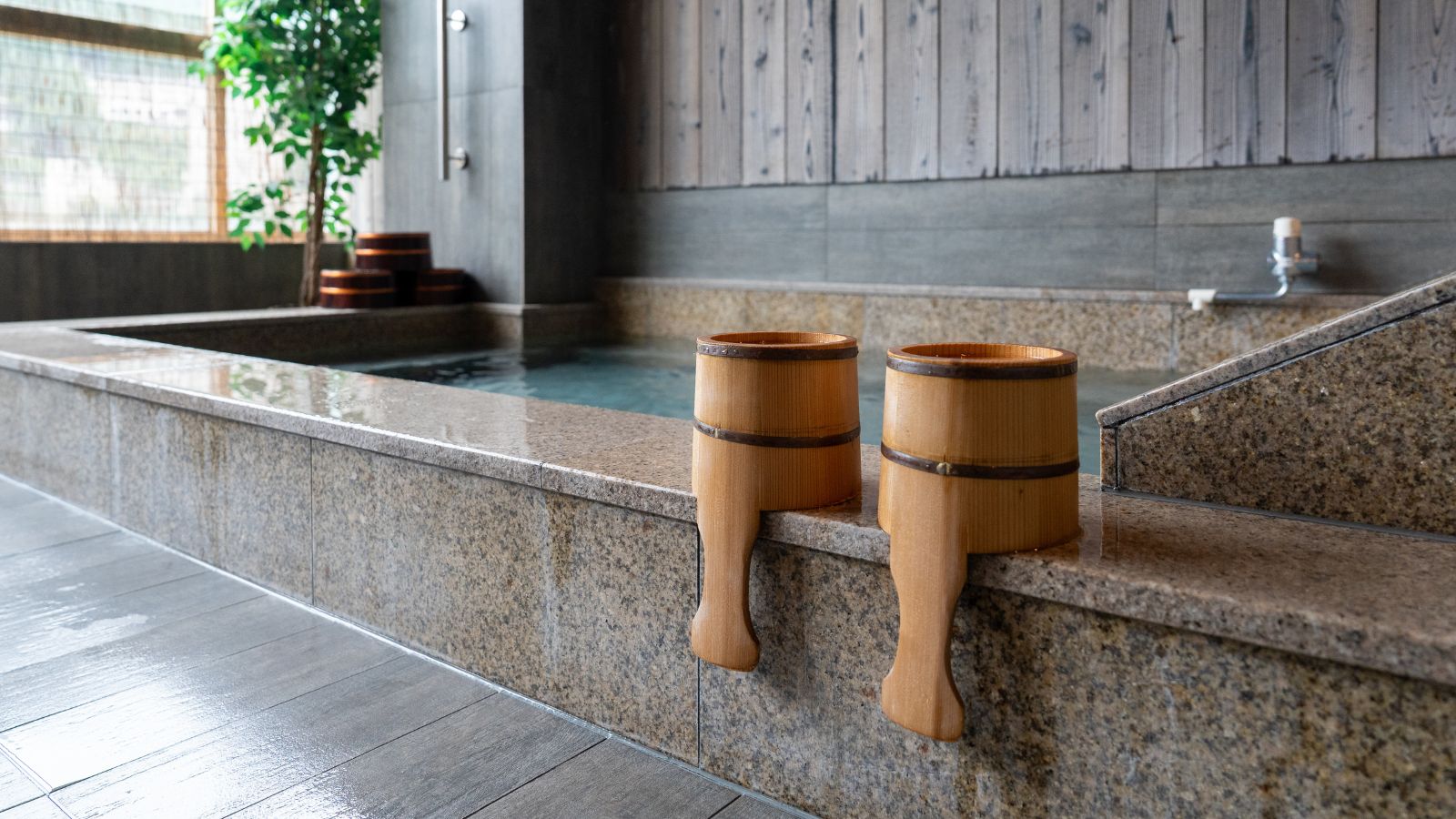 ◆飛騨川を臨む大浴場です。足を伸ばしてゆっくりとお寛ぎいただけます。