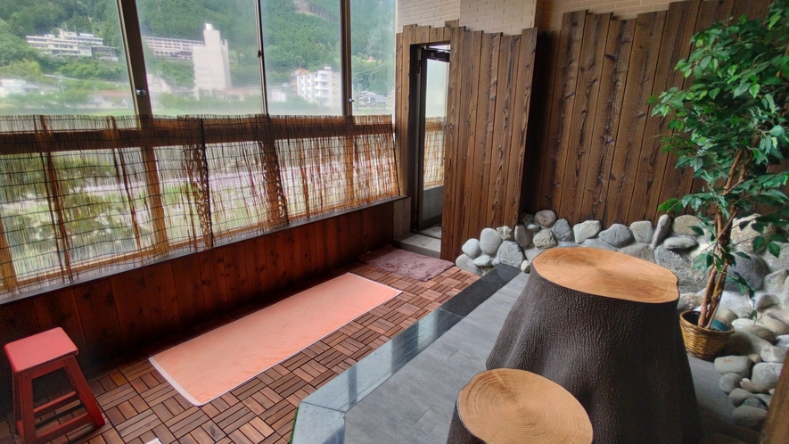 ◆大浴場休憩スペースからも飛騨川を一望＜男性大浴場のみ＞