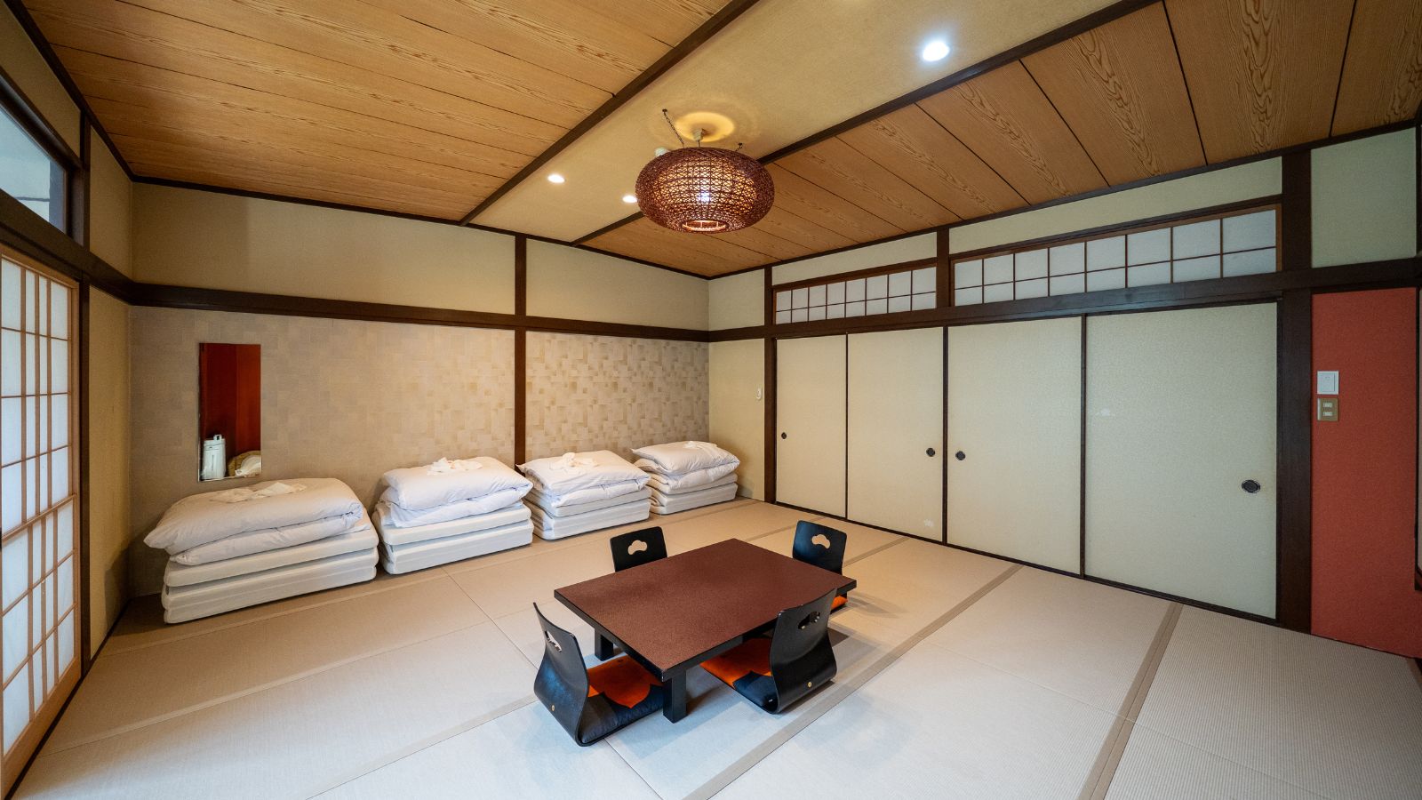 ◆布団敷の大人数でも宿泊が可能な和室客室になります。ゼミや合宿などでぜひご活用ください。