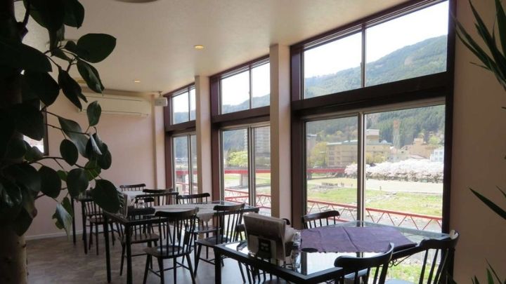 ◆飛騨川を望む開放感たっぷりのリバービューのレストラン