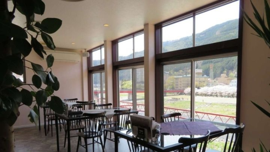 ◆飛騨川を望む開放感たっぷりのリバービューのレストラン