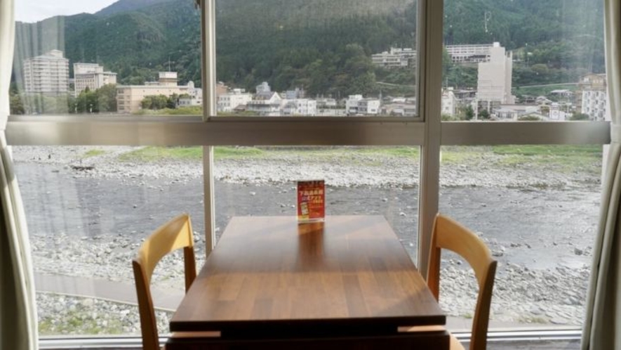 ◆お部屋からの景色。飛騨川の目の前で開放的な景観