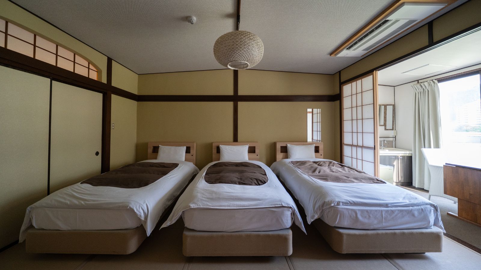 ◆トリプルの客室です。川の水面に反射して明るい光が差し込みます。