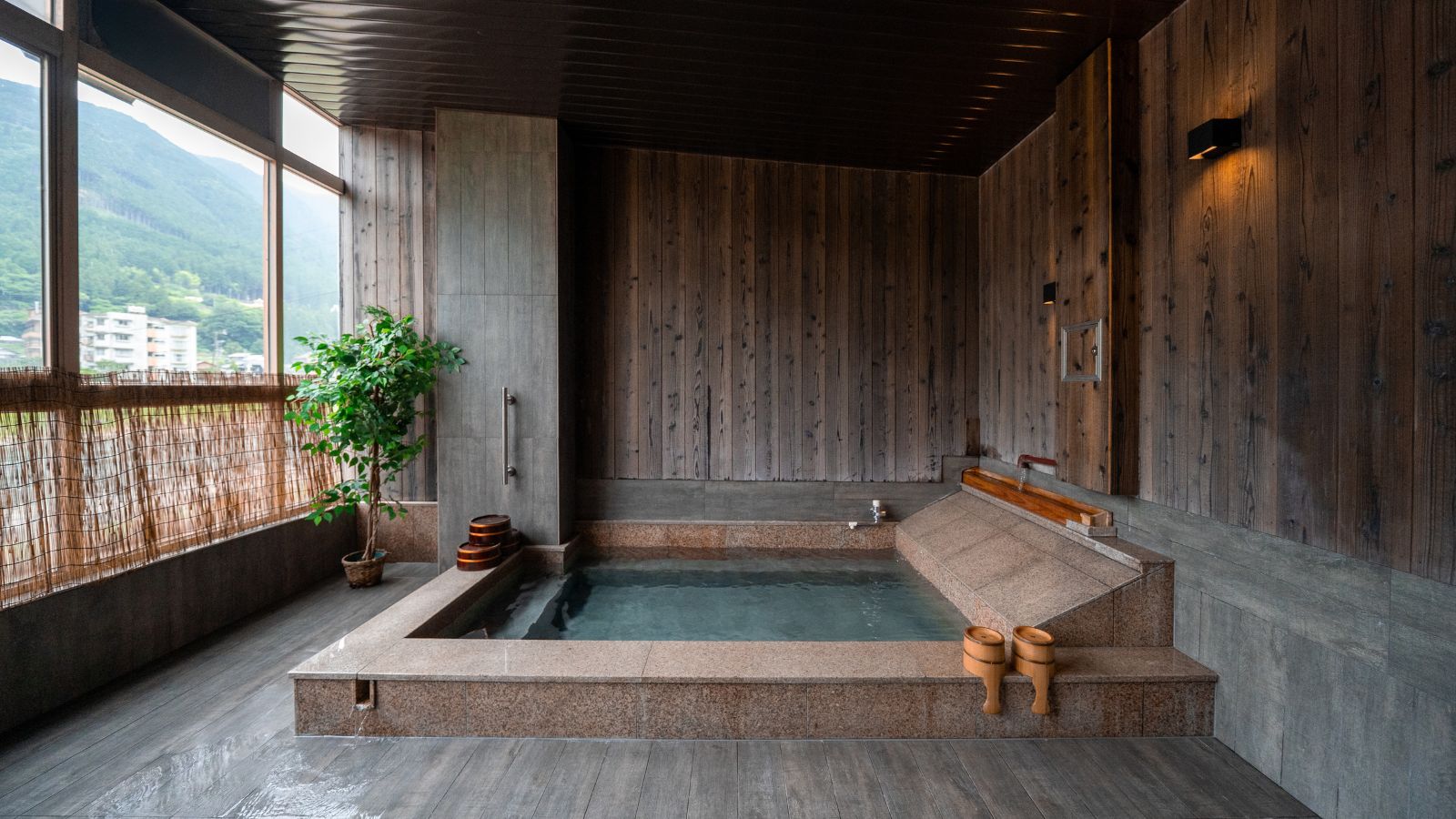 ◆飛騨川を臨む大浴場です。足を伸ばしてゆっくりとお寛ぎいただけます。