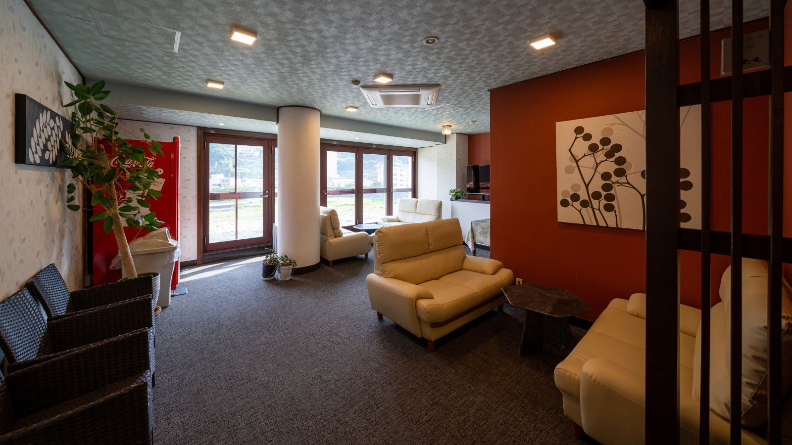 ◆館内ロビーです。桜ならではの雰囲気をお楽しみください。