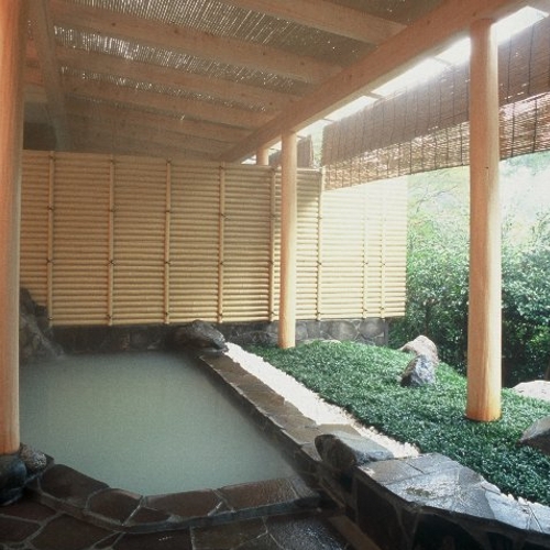 [Men's open-air bath]