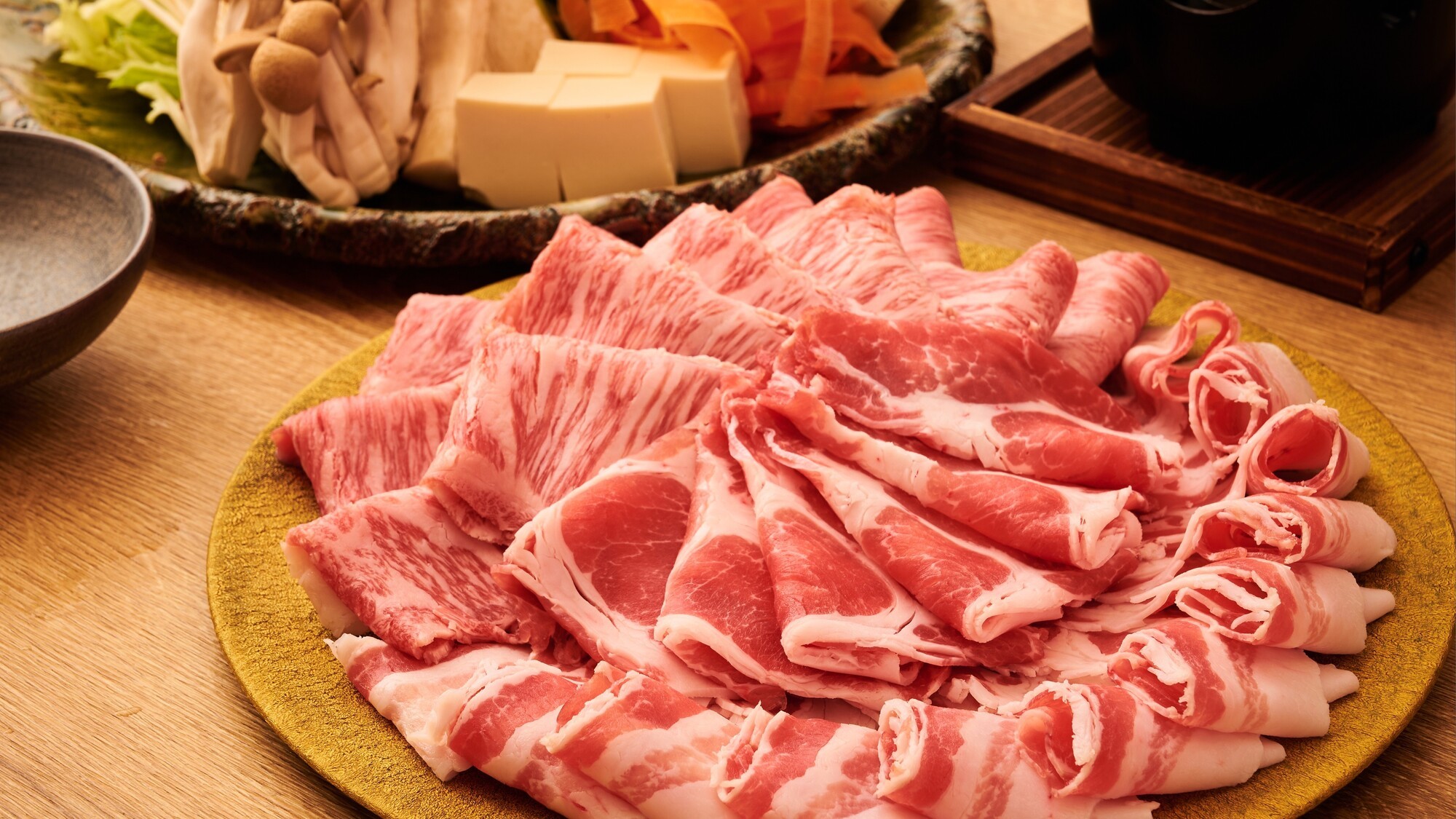 お料理：黒毛和牛と黒豚の食べ比べ【一例