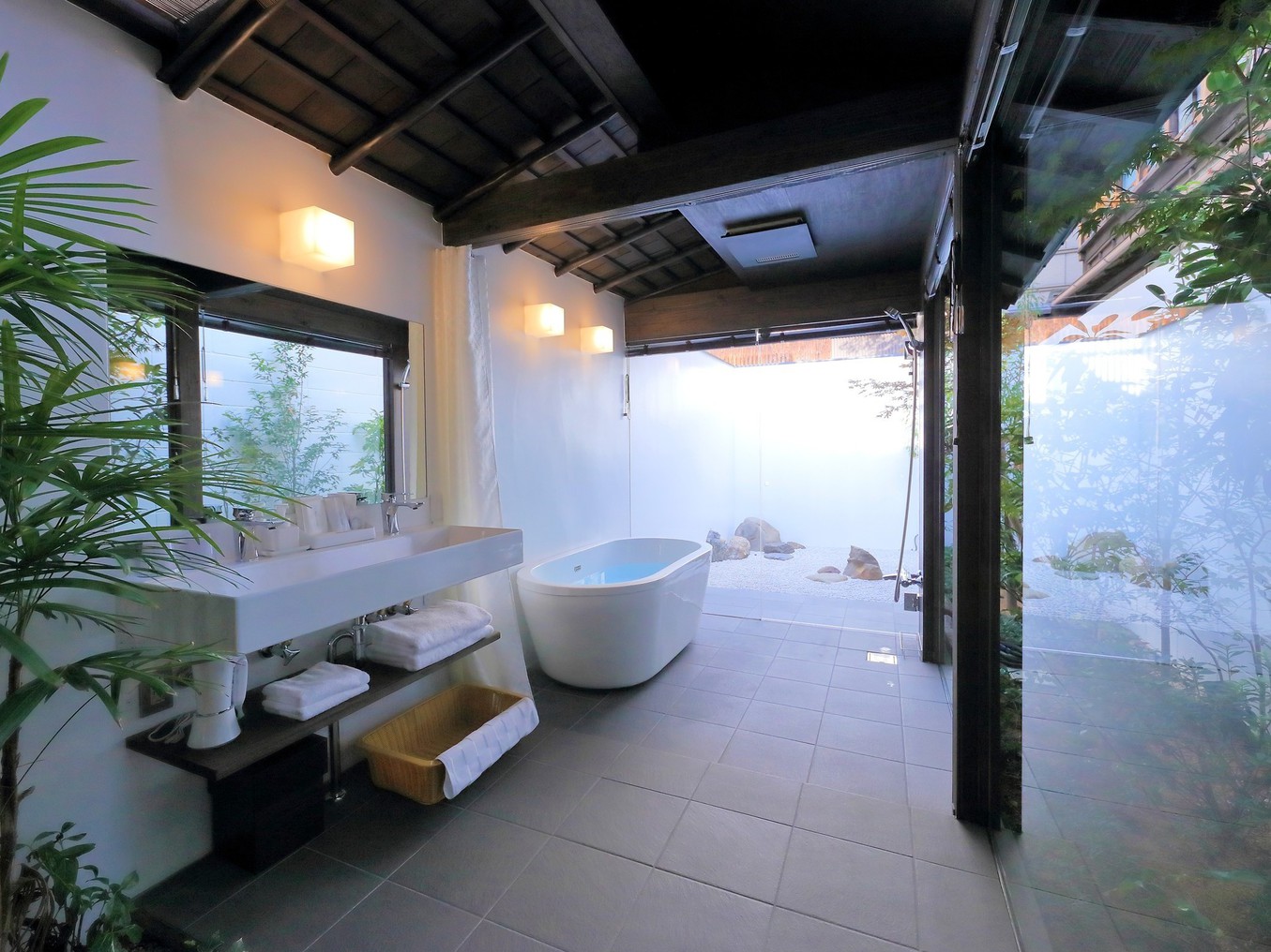 山吹・枯山水の庭と一体となったモダンな浴室