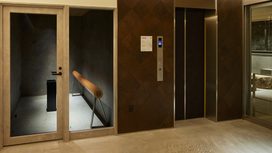 喫煙室/エレベーターホール