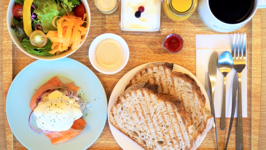 【朝食】サーモンとポテトのエッグベネディクト風セット　※イメージ