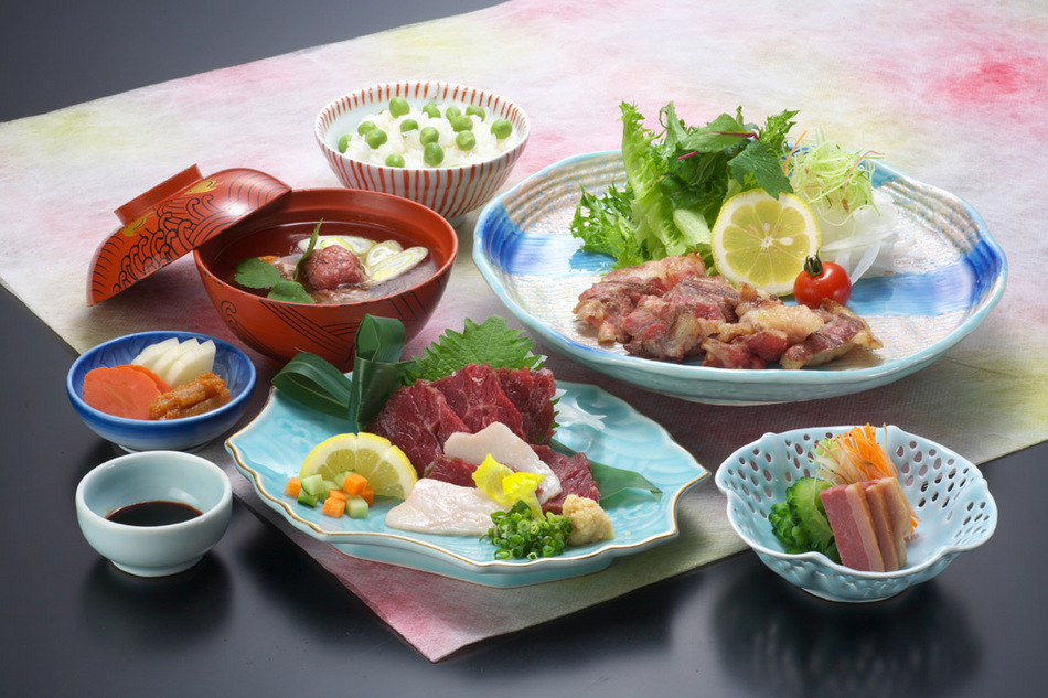 Enjoy Kumamoto's famous horse sashimi!