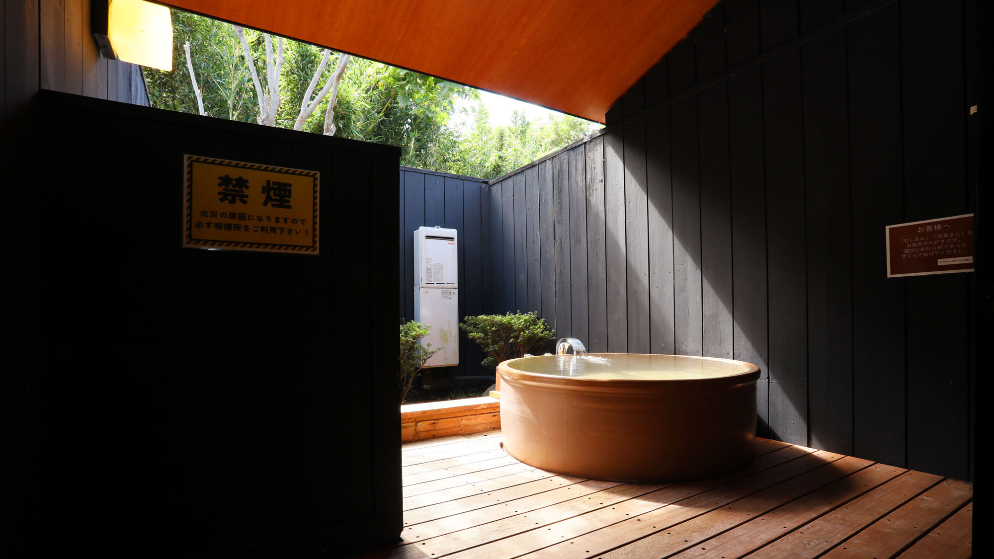 【露天風呂付6畳】広々したデッキ